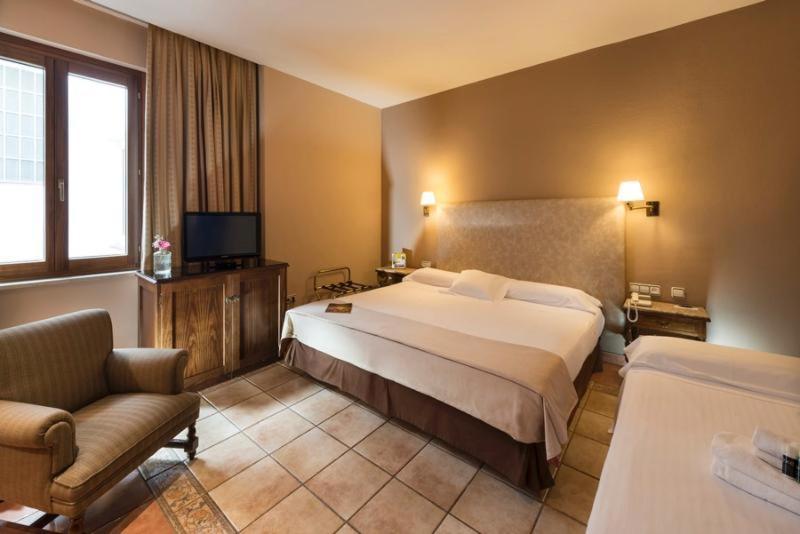 Hotel Exe Alfonso VIII Plasencia Habitación foto